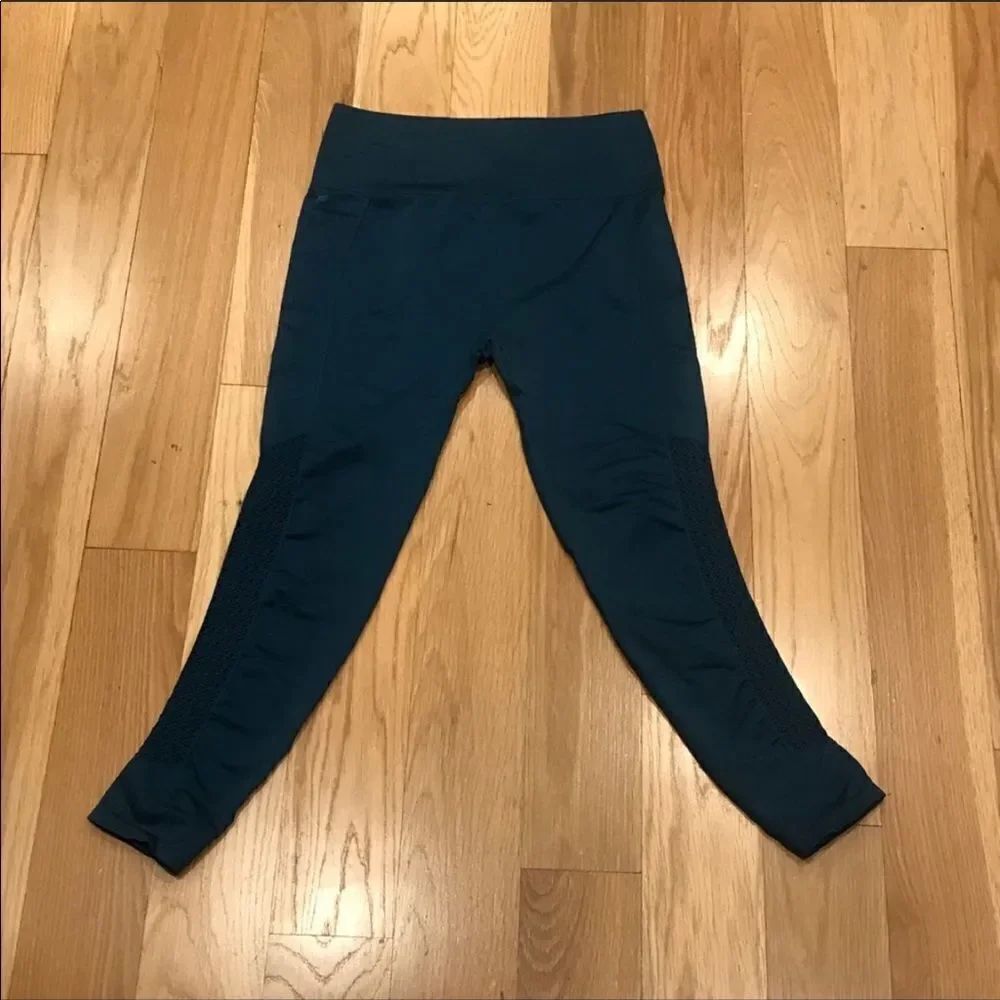 ✨HP✨Sync High-Waisted Perforated 7/8✨ - Picture 4 of 9